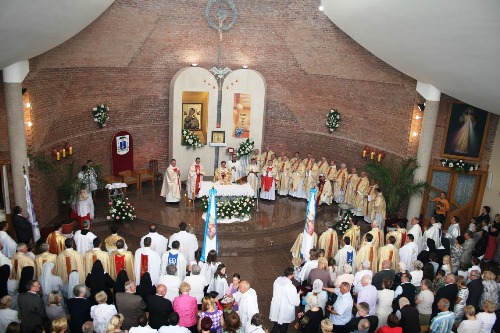 Архієпископ Мечислав Мокшицький здійснив чин посвячення нового храму у Львові.(ФОТО)